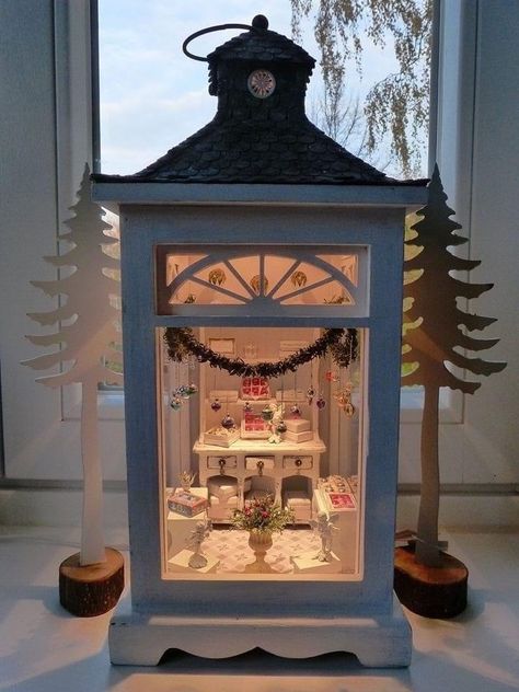 Lantern Christmas Scene, Lantern Diorama, Miniature Lantern, Lantern Christmas Decor, Lantern Crafts, Room Box Miniatures, Fairy Lanterns, Lantern Christmas, Lantern Ideas