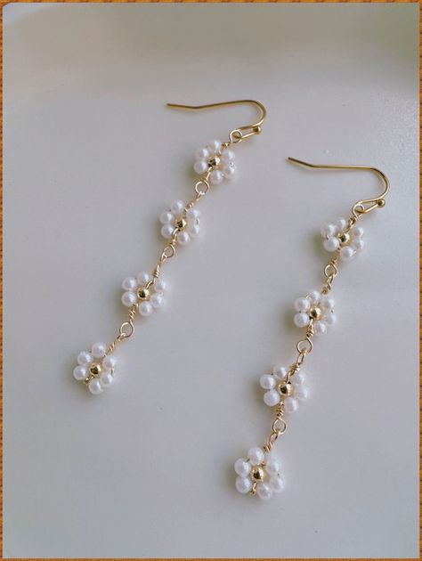 Diy Dangly Earrings, Beaded Pearl Earrings, Pearls Earrings Diy, Beaded Earring Ideas, Diy Gold Earrings, Diy Bead Earrings, Handmade Jewellery Ideas, Aretes Diy, Diy Earrings Pearl