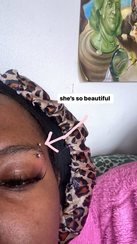 Eyebrows Percinings, Black Women Eyebrow Piercing, Eyebrow Piercing On Black Women, Eye Brow Piercing Aesthetic, Eyebrow Percinings, Diamond Eyebrow Piercing, Eyebrow Piercing Black Women, Eyebrow Peicerings, Dainty Eyebrow Piercing