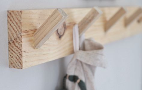 DIY Peg Hanger Wooden Hooks Diy, Homemade Coat Hooks, Peg Rack Diy, Diy Dowel Coat Rack, Wooden Coat Hanger Ideas, Wall Coat Rack Ideas Entryway Diy, Diy Wall Hook Rack, Diy Peg Coat Rack, Diy Dowel Wall Hooks