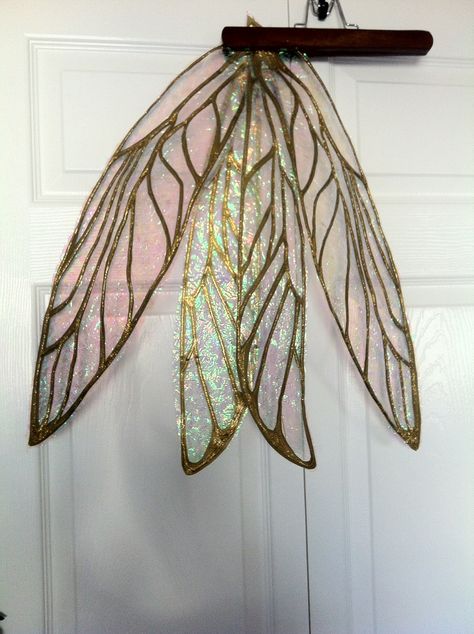 Tinker Bell wings. Card stock, glitter glue and cellophane. Fairy Wing Tutorial, Moth Moodboard, Cellophane Wings, Tinker Bell Wings, Woodland Fairy Wings, Dragonfly Costume, Realistic Wings, Fairy Godmother Costume, Fairy Costume Diy