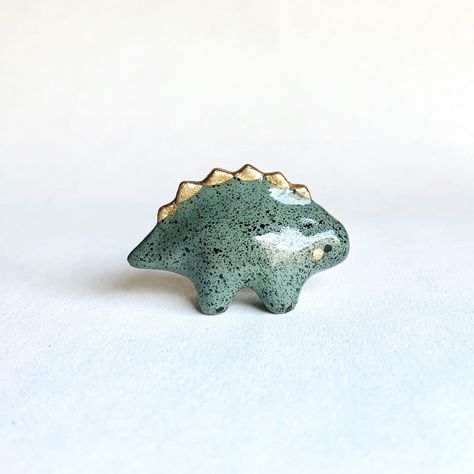 Clay Dinasours, Dinosaur Clay Ideas, Dino Polymer Clay, Dino Pottery, Air Dry Clay Dinosaur, Dino Ceramic, Dinosaur Ceramics, Clay Dino, Dino Crafts