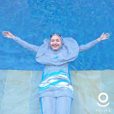 Baju Renang Hijab Syari Muslimah SwimWear Terbuat dari bahan Spandex Nylon yang ringan dan tidak ketat saat dikenakan. Dipercantik juga dengan detail layer atau cape pada bagian dada. Cantik dan tertutup dengan desain yang stylish. Harga 475 ribu. Order via Line : hijab_id Sms/whatsapp : +6283848377733 Bbm 2 : 7ED1A4C1 Outfit Renang Hijab, Fashion Logo Inspiration, Magazine Cover Ideas, Chic Capsule Wardrobe, Typography Logo Inspiration, Tutorial Hijab, Berlin Fashion Week, Fashion Magazine Cover, Chic Pants