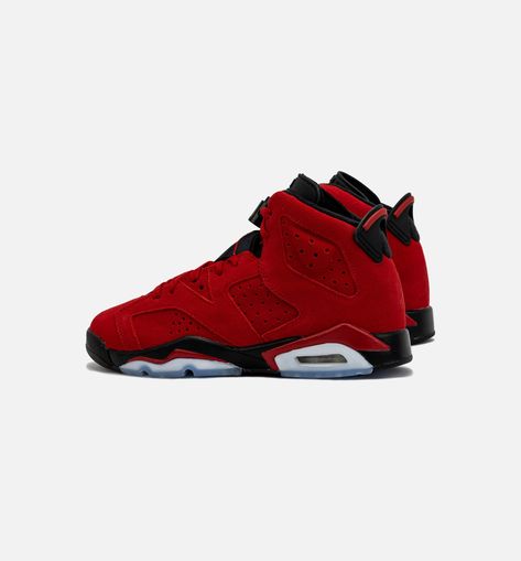 Showcasing the colors of MJ's alma mater, this iteration of the Jordan 6 is all about the path to greatness. From the playground to the classroom, start your little one's own journey on the right foot with a shoe that pairs durability with style—and a throwback to Mike's own youth. Retro 6, School Lifestyle, Jordan Retro 6, Red Black Style, Saint West, Air Jordan 6, Jordan 6, Urban Street Style, Grade School