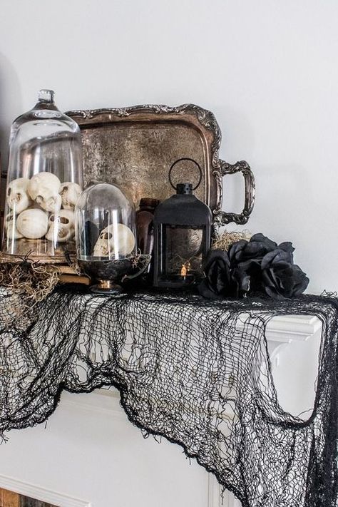 Halloween Mantel Decor, Mantel Christmas, Elegant Halloween Decor, Halloween Decor Diy, Halloween Mantle, Halloween Mantel, Elegant Halloween, Chic Halloween, Spooky Halloween Decorations