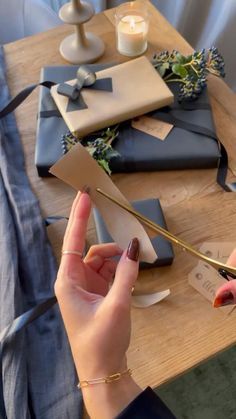 Pretty Gift Wrapping Ideas, Gift Wrapping Techniques, Wrapping Techniques, Creative Gift Wraps, Gift Wrapping Inspiration, Simple Gift Wrapping, Gifts Wrapping Diy, Unique Gift Wrapping, Gift Wraps