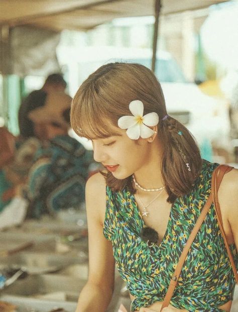 [SCAN] Lisa Photos from BLACKPINK Summer Diary 2019 in Hawaii Lisa Green, Summer Diary, A Woman, Hawaii, On Twitter, Twitter, Green, Hair