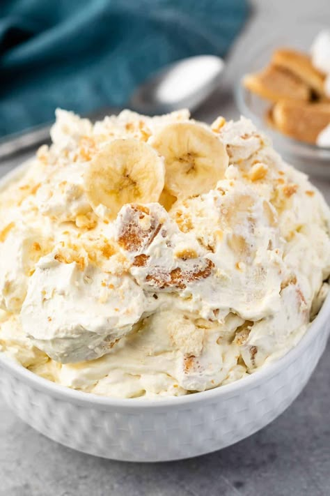 Banana Pudding Fluff is a dessert salad - it's banana fluff and a banana pudding recipe all in one! Whipped Cream Banana Pudding, Banana Pudding Strawberries, Banana Cream Fluff, Banana Cream Pie Fluff, Banana Fluff Salad, Banana Pudding Fluff, Banana Fluff, Pudding Fluff, Banana Pudding Dessert