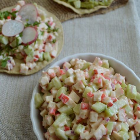 Ensalada de surimi - Pizca de Sabor Seafood Menu Ideas, Seafood Menu, Deli Food, Menu Ideas, Fresh Salads, Super Ideas, Delicious Salads, Tortillas, I Love Food