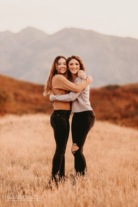 TheLightSeeker-BestFriends-Snowbasin-Fall-1 Two Sisters Poses, Sister Pictures Ideas, Fall Photoshoot Ideas For Friends, Fall Photo Shoot Poses, Bff Photos, Photography Poses Friends, Best Friend Photo Poses, Sisters Poses Photography, Fall Sister Photoshoot