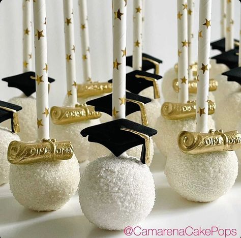 Graduation Cakepops are the perfect open house/party dessert! Love these gorgeous pops from @camarenacakepops 🎓✨🎓✨🎓 SCROLL to see all… | Instagram Owl Graduation, Graduation Cake Pops, Dessert Table Graduation, Graduation Cap And Diploma, Graduation Cake Designs, Cap And Diploma, Graduation Party Desserts, Graduation Treats, Graduation Desserts