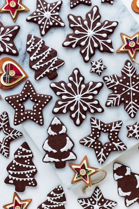 Top down photo of chocolate gingerbread cut-out cookies decorated with white royal icing. Gingerbread Biscuits, Gingerbread Chocolate, Soft Chocolate Cookie, Chocolate Gingerbread, Christmas Brownies, Gingerbread Cookies Decorated, Peppermint Marshmallows, Ginger Bread Cookies Recipe, Cookies Easy