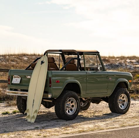 My love of Ford Broncos. 🇺🇲 #fordbronco #bronco #x #ford #classicbronco #offroad #earlybronco #f #vintagebronco #fordtrucks #fordbroncodaily #fordsofinstagram #classictrucks #trucks #fordnation #rc #fordtruck #earlybroncodrivers #fullsizebronco #classicfordbronco #obs #vintage #fordf #lifted #classiccars #dentside #builtfordtough #fordbadlands #classicfordbroncos #truck #bhfyp #fordtough #fordraptor New Ford Bronco, Vintage Bronco, Old Bronco, House In The Hamptons, Classic Bronco, Early Bronco, Classic Ford Broncos, Ford Broncos, Built Ford Tough