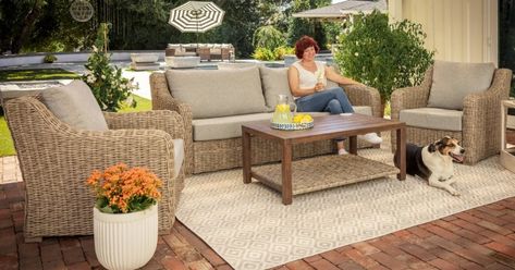 How to Fix Faded Aluminum Patio Furniture Using Just ONE Common Household Item Wicker Sectional Patio Furniture, Fall Patio Decor, Patio Lounge Furniture, Sunroom Furniture, Sofa Gray, Club Lounge, Aluminum Patio Furniture, Backyard Furniture, Patio Cover