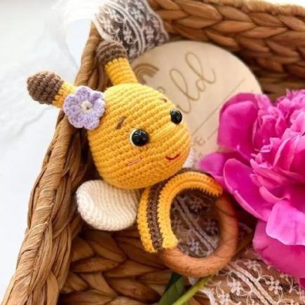 Crochet Nursery Decor, Crochet Toys Free Patterns, Bee Free, Crochet Toys Free, Crochet Bee, Dragon Toys, Baby Gift Basket, Crochet Animal Patterns, Baby Rattle