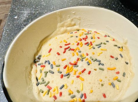 FUNFETTI!!! I get really hungry in the evening but not as much during the day. This means that I need to eat a big dinner and I always want dessert. L... Easy Mug Cake Recipe, Low Calorie Mug Cake, Low Calorie Cake, Easy Mug Cake, Low Calorie Protein, Big Dinner, Mug Cake Recipe, Protein Cake, Dessert Cake Recipes