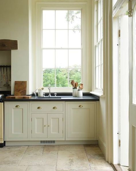 Kitchen in a #ruinteriors project in West London #roseuniacke #ruinteriors #interiordesign London Townhouse Interior, Townhouse Interior Design, Georgian Kitchen, White Kitchen Cupboards, Townhouse Interior, Rose Uniacke, Sash Window, Hollow Tree, Loft Kitchen