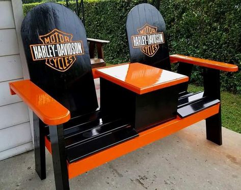 Woodworking Bookshelf, Kursi Ban, Working Pictures, Adirondack Chairs Porch, Woodworking Tricks, Plastic Patio Chairs, Harley Davidson Decor, Harley Davidson Crafts, Woodworking Gifts