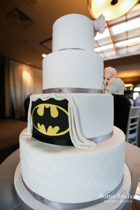 Batman Wedding Theme, Batman Wedding Cake, Batman Wedding Cakes, Novelty Wedding Cakes, Superhero Wedding Cake, Batman Wedding, Superhero Wedding, Geeky Wedding, Batman Cake