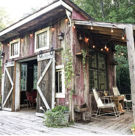 Rustic Sheds Ideas Backyards, Shed Made From Pallets Tiny House, Cool Shed Ideas, She’d With Porch, Guest House Backyard, Tiny Home Backyard, Backyard Tiny Guest House, Abandoned Shack In The Woods, Shed Made From Pallets Cabin