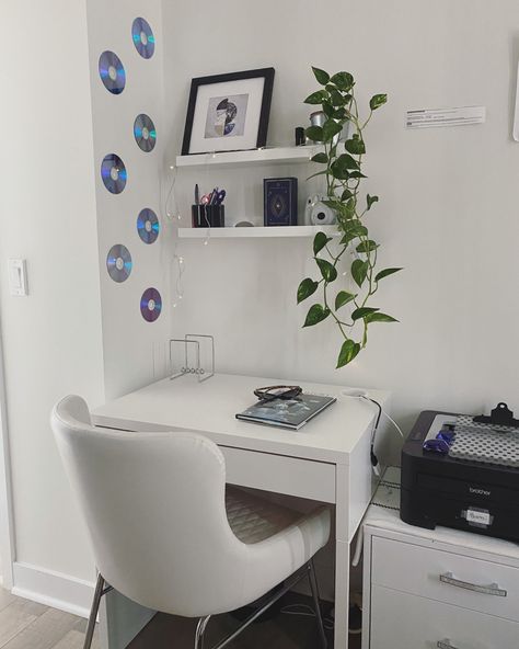 Small Bedroom Closet Storage Ideas, Small Desk Ideas Aesthetic, Small Desk Setup, Small Desk Decor, Micke Desk, Desk With Shelves, Simple Living Room Decor, Minimalist Living Room Decor, White Room Decor