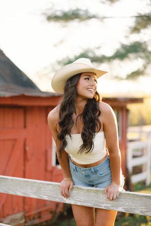 Country Portraits, Western Senior Portraits, Cowboy Hat Senior Pictures, Country Girl Senior Session, Pasture Photoshoot, Country Girl Senior Portraits, Photoshoot Cowgirl, Western Photo Shoot Ideas, Senior Picture Ideas Country