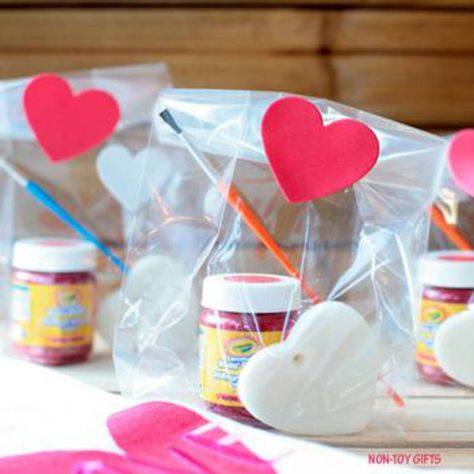 10 Non Candy Valentines Kid Will Love! BEST Valentine Ideas For School - Friends - Fun - School Parties - Valentine Party Favors - Treats Valentine Ideas For School, Diy Valentine Gifts For Kids, Diy Valentine's Gifts For Kids, Non Candy Valentines, Toddler Valentine Gifts, Kids Valentine Party, Valentines Diy Kids, Candy Valentines, Friend Valentine Gifts