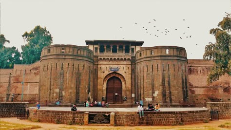 The Shaniwar Wada in Pune,  is yet another evidence that justifies the rich history of India.  The vast residence spread over 625 acres, was built by Peshwa Bajirao. Learn more… Shaniwar Wada Painting, Shaniwar Wada Sketch, Shaniwar Wada Photography, Shanivar Wada Pune, Shaniwar Wada, Maharashtra Tourism, Ganpati Decor, Grand Mansion, Travel Destinations In India