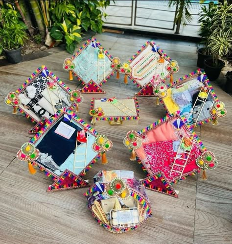 Makar Sankranti Packing Ideas, Teej Festival Gift Packing Ideas, Sankranti Packing Ideas, Teej Packing Ideas, Diwali Packing Ideas For Wedding, Lohri Gift Packing Ideas, Sankranti Gift Ideas, Teej Festival Packing Ideas, Kite Decoration