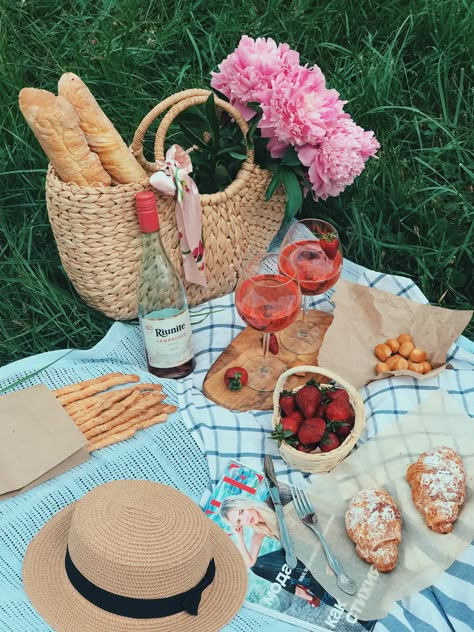 Picnic Party Decorations, Picnic Date Food, Picnic Photo Shoot, Cottagecore Picnic, Picnic Pictures, Picnic Photography, Picnic Inspiration, Romantic Picnics, Picnic Date