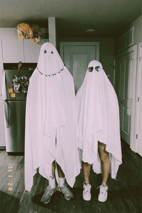 Couple Costumes With Masks, Cute Halloween For Couples, Halloween Costumes Scary Horror Couples, Couple Ghost Costume, Couple Halloween Costumes Creepy, Dark Couple Costumes, Scary Couple Costume Ideas, Disfraz Halloween Pareja Couple Costumes, Hollaween Customs Ideas