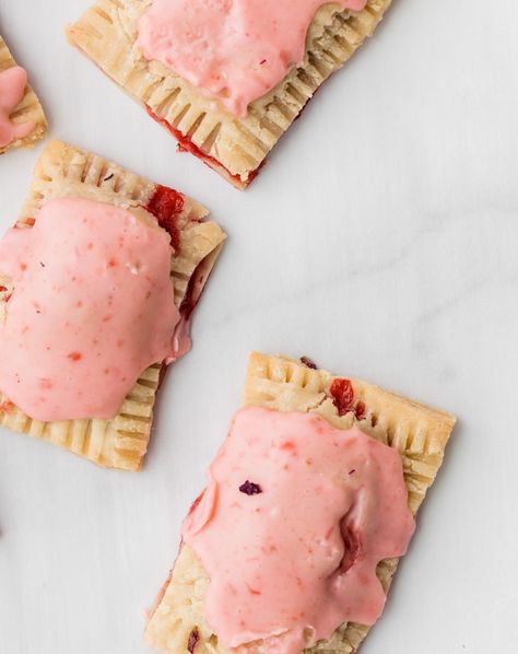 Homemade gluten free and vegan strawberry pop tarts with fresh strawberry glaze. A light and easy summer  recipe to try! Homemade Pop Tarts Recipe, Gluten Free Pop Tarts, Chocolate Pop Tarts, Strawberry Pop, Poptart Recipe, Strawberry Pop Tart, Work Recipes, Toaster Pastry, Chocolate Pops