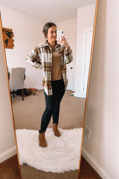 neutral flannel styled for work Flannel Shirt Work Outfit, Teacher Flannel Outfit, Flannel Work Outfit Business Casual, Business Casual Flannel Outfit, Cream Flannel Outfit, Fall Casual Work Outfits, Flannel Shirt Outfit Women, Fall Flannel Outfits, Brown Flannel Outfit