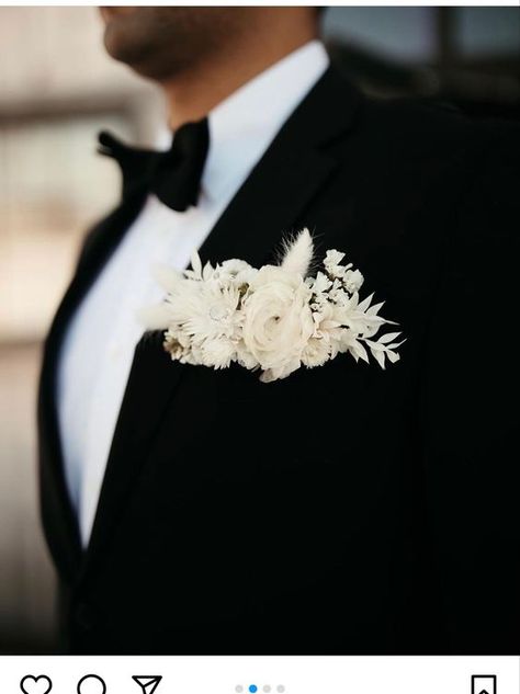 a classic black tux with a contrasting pocket square done with white dried blooms and grasses for a super elegant and modern feel Boutonniere White Rose, Groom Trends, Boutonniere White, Boutonniere Ideas, Pocket Boutonniere, Pocket Square Styles, Pocket Square Wedding, White Boutonniere, Bridesmaid Colors