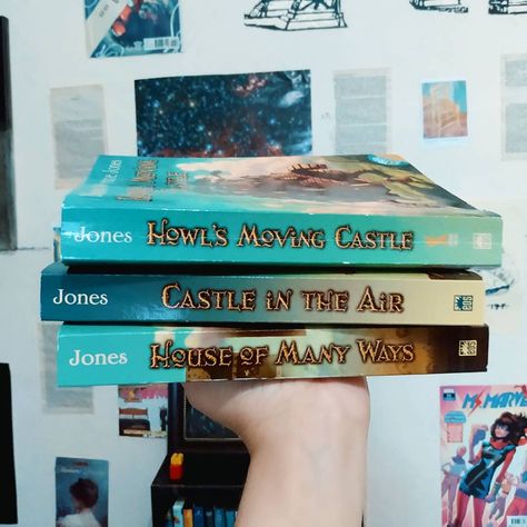 Howls Moving Castle Movie Vs Book, Howls Moving Castle Merchandise, Howl's Moving Castle Book, Howls Moving Castle Book, Cute Wizard, Studio Ghibli Films, Anime Books, The Doom, Howl And Sophie