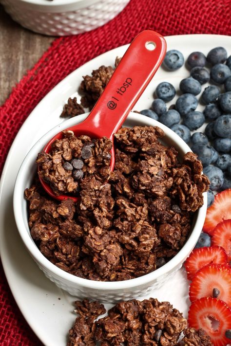 Molasses Granola, Vegan Chocolate Granola, Vegan Granola Recipe, Granola Chocolate, Nut Free Granola, Eating Cereal, Vegan Granola, Breakfast Vegan, Blackstrap Molasses