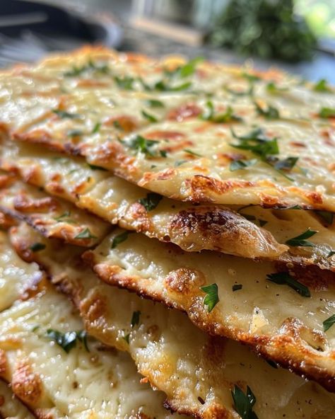 Served this to my friends and none of them guessed it was low carb! Low Carb High Protein Appetizers, Low Carb Cheesy Bread, Low Carb Flat Bread Recipe, Good Keto Meals, Keto Flat Bread Recipes, Cottage Cheese Flat Bread Recipes, Low Carb Vegan Dinner, Cottage Cheese Flatbread, Low Carb Tortilla Recipe