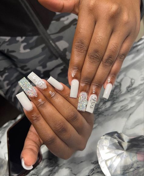 Birthday Queen Nail Designs, Cute Sweet 16 Nail Ideas, Zodiac Nails Designs Leo, Simple But Cute Birthday Nails, Acrylic Nails Zodiac Sign, Nails For 22nd Birthday, Cute White Birthday Nails, Nail Idea Birthday, 21st Birthday Nails Leo