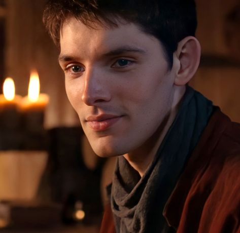 Merlin's beautiful face Merlin Aesthetic, Merlin Colin Morgan, Merlin Series, Merlin Bbc, Bbc Merlin, Merlin And Arthur, Colin Morgan, Profile Photos, Messy Hair