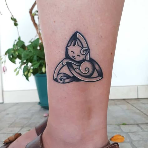 Tattoos To Pay Tribute To Your Spirituality – Self Tattoo Viking Cat Tattoo, Spiritual Cat Tattoo, Celtic Cat Tattoo, Spiritual Hand Tattoos, Celtic Art Tattoo, Cat Mom Tattoo, A Cat Tattoo, Spiritual Hand, Viking Compass Tattoo