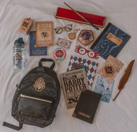 What's in my Backpack: Hogwarts School & Harry Potter Edition   Love Harry Potter Fanfiction? Check out our Harry Potter Fanfiction Recommended reading lists - http://fanfictionrecommendations.com/harry-potter-fanfiction-recommendations/ Harry Potter Merchandise Clothes, Hogwarts Backpack, Harry Potter Fanları, Harry Potter Backpack, Harry Potter School, What's In My Backpack, In My Backpack, Stile Harry Potter, Harry Potter Accessories