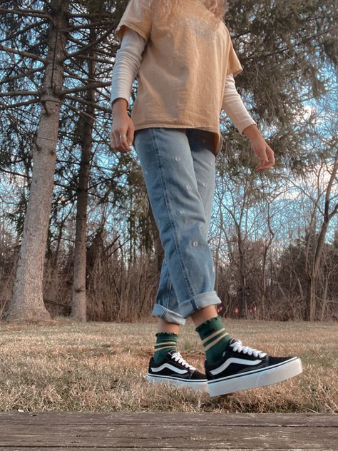 Vans Low Top Outfits, Vans Autumn Outfit, Vans And Socks Outfits Women, Vans Shoes Women Old School, Outfit Ideas Vans Old Skool, Black Vans Platform Outfit, Outfits To Wear With Checkered Vans, Vans Mte Outfit Women, Vans Collection Aesthetic