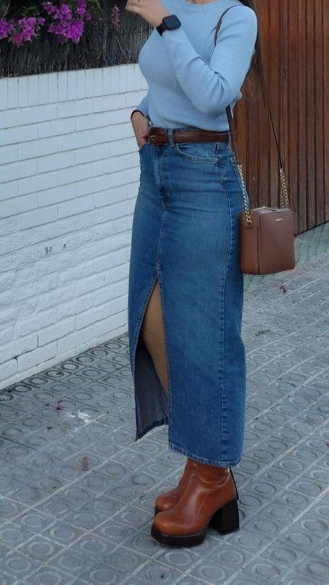 Denim Midaxi Skirt Outfit, Long Dark Denim Skirt Outfit, Mid Length Jean Skirt Outfits, 90s Jean Skirt Outfits, Brown Denim Skirt Outfit, Fall Jean Skirt, Y2k Midi Skirt Outfit, Long Denim Skirt Outfit Street Styles, Blue Denim Skirt Outfit