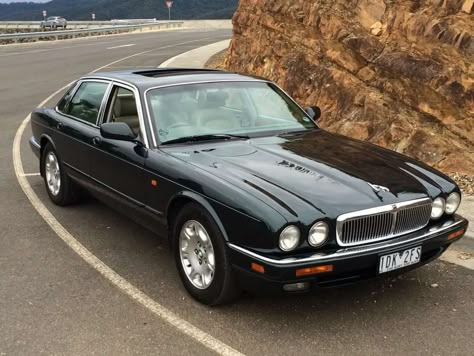 Old School Jaguar Classic Cars, 90s Luxury Cars, Old Jaguar Car, Vintage Jaguar, Classic European Cars, Classic Jaguar, Rich Cars, Jaguar Xjs, Vintage Sports Cars