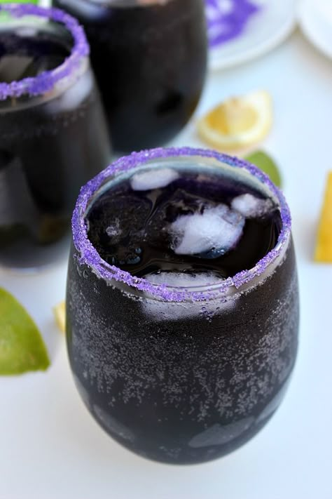 Black Panther - Vibranium-Infused Cocktail Black Panther Theme Party, Black Panther Party Food, Black Panther Wedding Theme, Black Alcoholic Drinks, Wakanda Birthday Party, Black Drinks Cocktails, Wakanda Party, Bebida Gin, Black Drinks