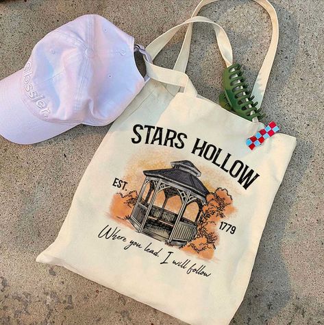 Stars Hollow Tote Bag, Stars Hollow Tote Bag, Gilmore Girls, Vintage Stars Hollow Tote Bag Gift - Etsy Gilmore Girls Tote Bag, Vintage Stars, Christmas Card Art, Girls Tote, Bag Designs, Stars Hollow, Downtown Girl, Bag Ideas, Girls Bags