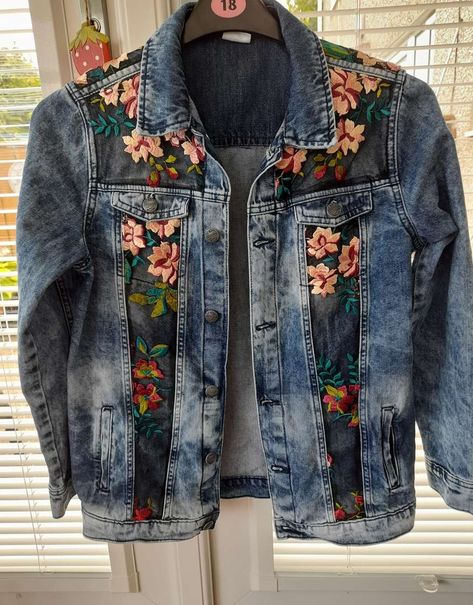 Denim Jacket Recycle Ideas, Upcycled Jean Jacket, Diy Denim Jacket Ideas, Diy Jacket Refashion, Denim Jacket Upcycle, Clothing Photography Ideas, Denim Jacket With Lace, Jacket Upcycle, Denim Jacket Diy Paint