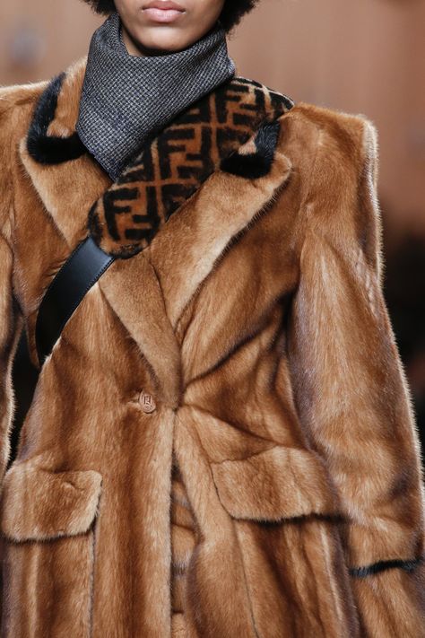 Fendi Fall 2018 Fendi Fur, Fur Outfit, Edie Campbell, Fur Dress, Warm Outfits, Fur Fashion, Fur Coats, Winter Coats, Fall 2018