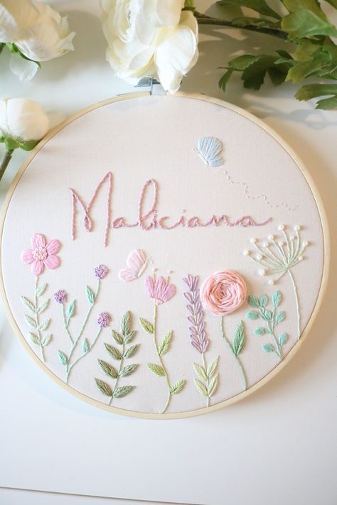 Hand embroidery floral hoop Embroidery Hoop Gift, Name Embroidery, Hand Embroidery Patterns Flowers, Embroidery Gifts, Bedroom Playroom, Floral Hoops, Embroidery Floral, Children's Bedroom, Embroidery Patterns Free