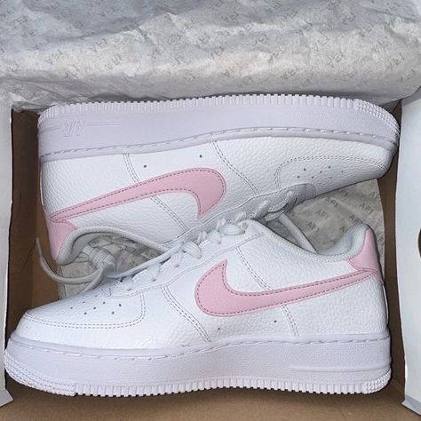 Nike Shoes Pink And White, Pink Nike Af1, Pink And White Nike Shoes, Nike Air Force Pink And White, Nike Air Rosa, Nike Air Force Rosa, Pink And White Air Force 1, White And Pink Nike Shoes, Tennis Nike Air Force